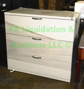 lot 58 image: Metal lateral file cabinet, 42 x 20 x 38
