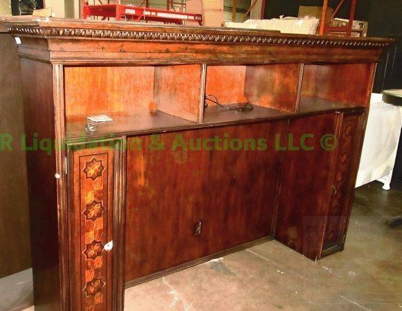 lot 100 image: Solid wood display hutch, 85 x 56 x 19