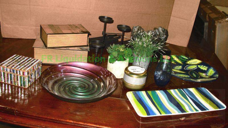 lot 131 image: Artificial plants and assorted home decor