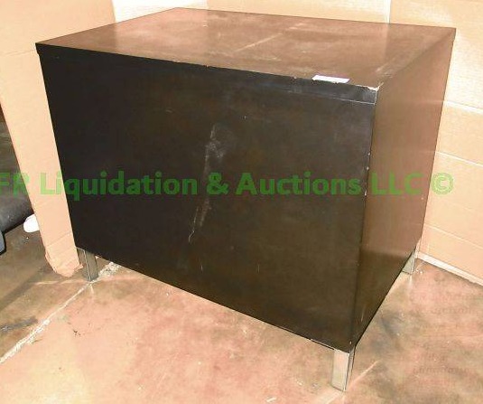 lot 119 image: Commercial display box, chrome leg base, 24 x 36 x 30