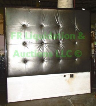 lot 194 image: Button tufted panel bed head board, 77 x 78