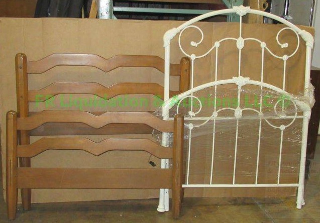 lot 285 image: Metal frame head board and wood head and foot boards