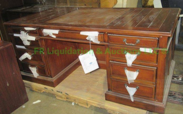 lot 317 image: Hooker furniture executive desk, 30 x 72 x 36