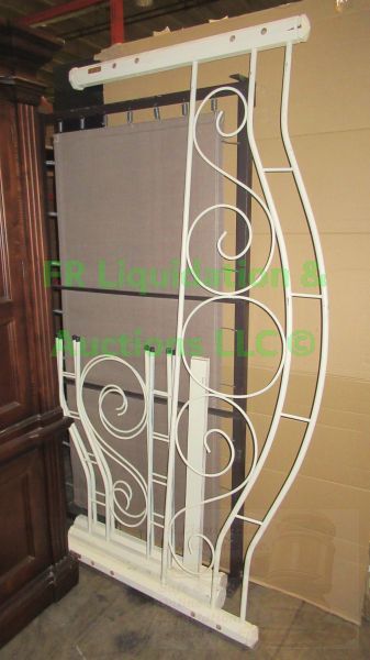 lot 354 image: Metal day bed frame, no mattress