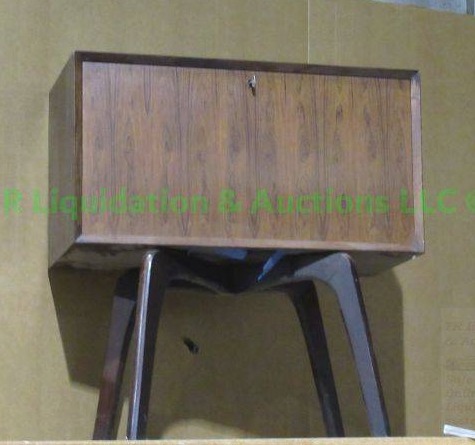 lot 364 image: Retro style walnut wood storage cabinet with 4 leg base, 33 x 31 x 15