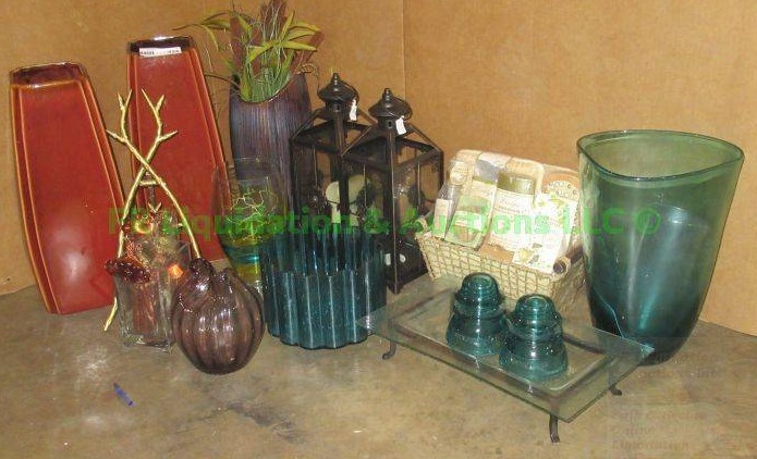 lot 424 image: Assorted vases, telephone line insulators, lanterns and home decor