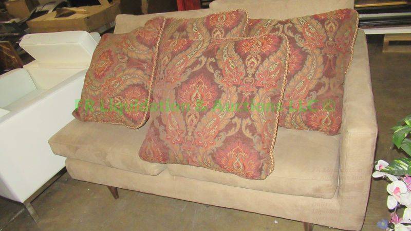 lot 416 image: Shenandoah furniture Co. single arm couch