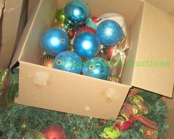 lot 543 image: Assorted Christmas decor and ornaments