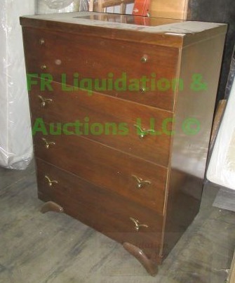 lot 567 image: Mid century walnut veneer chest of drawers, 43 x 32 x 18