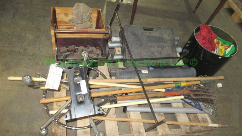 lot 573 image: Assorted hardware and parts