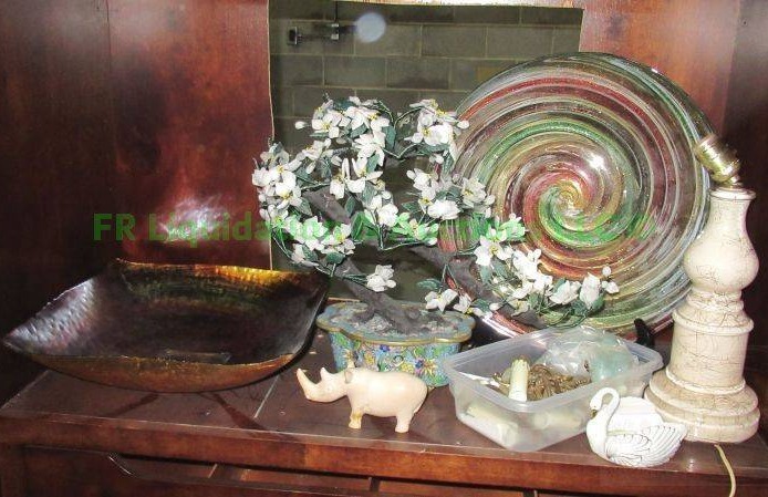 lot 592 image: Assorted home decor as shown