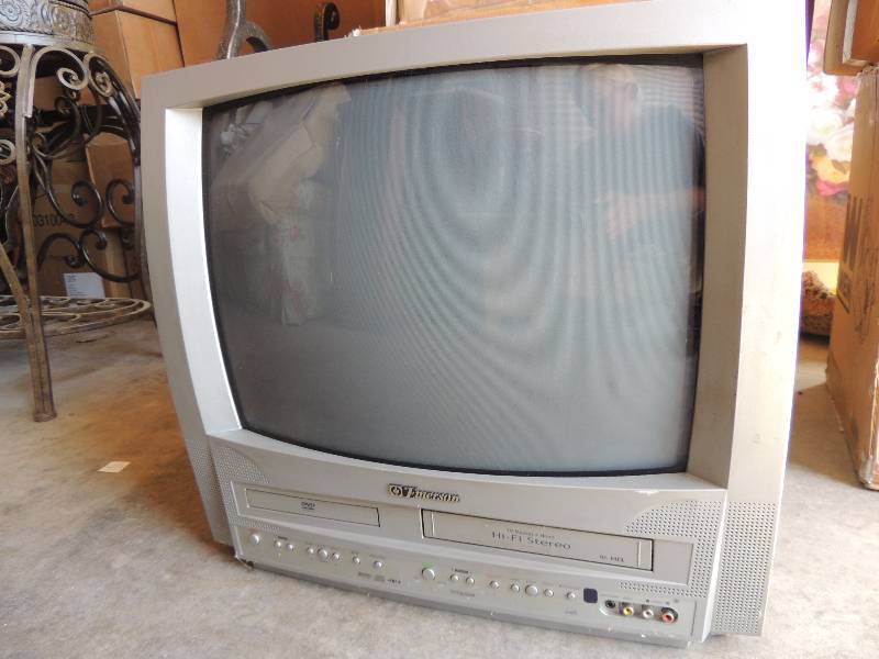 lot 718 image: Emerson TV w VHS DVD player  built in,  19 screen Unknown working condition