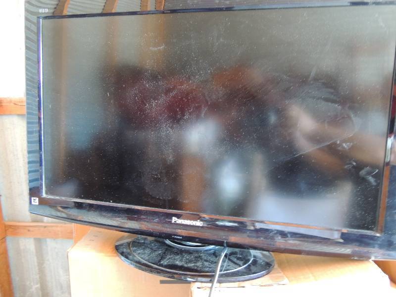 lot 705 image: 32 Panasonic TV nice good working condition Black