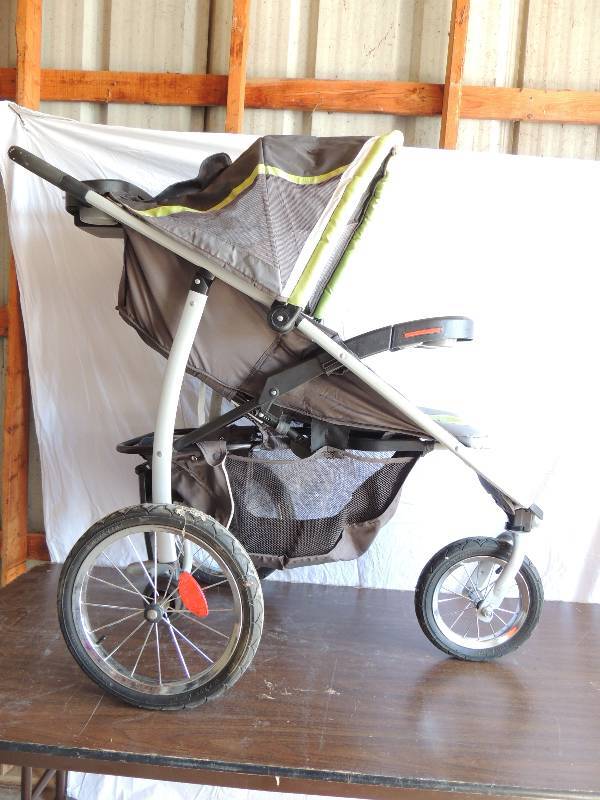 lot 706 image: GRACO jogging stroller with 3 wheels. Like new