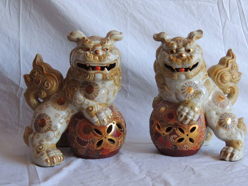 lot 734 image: 2 Foo dogs. Both ceramic # 763-R and #763-L Height 11 