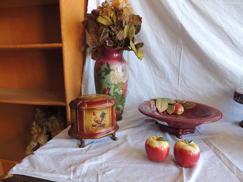 lot 736 image: Apple salt & Pepper shakers,     Floral print vase13  14 tall,   Fitz & Floyd Renaissance  3 leg fruit bowl, claw root rooster candy dish