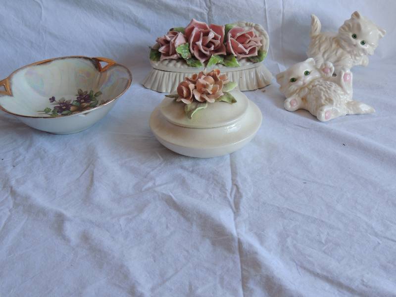 lot 740 image: 2 sweet white decorative kittens, Covered bowl with flower top, matching oblong bowl with lid, glass bowl with purple flower and gold trim.