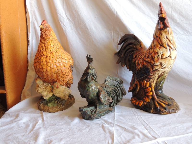 lot 749 image: Large  orange chicken with 2 baby chicks 16 tall  Bronze rooster 10 tall.    Large sunflower rooster 19 tall