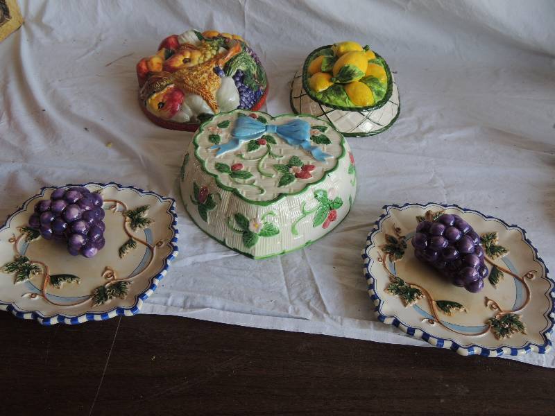 lot 758 image: Halden group 1987 version Jell-O molds x 3, 2 Bella Casa hanging decorative plates with grapes