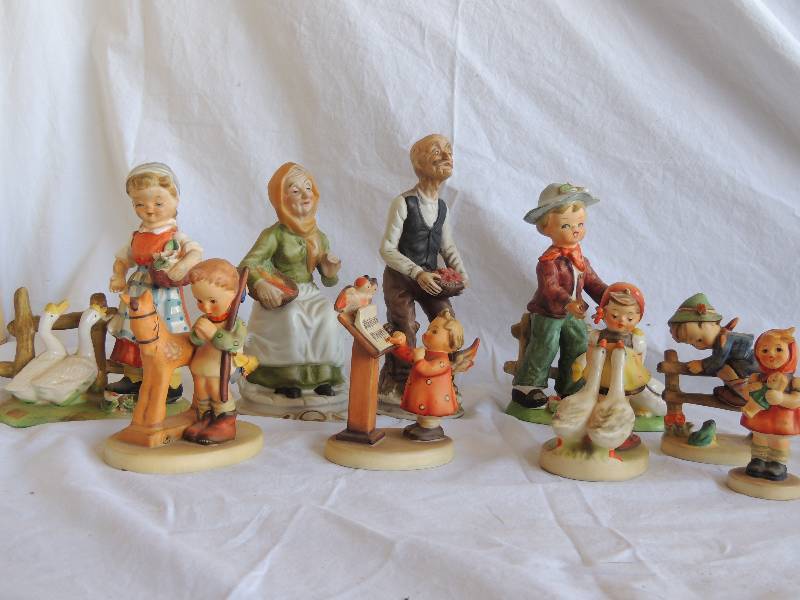 lot 767 image: Small figurines lot- grandma and grandpa, Republic of China by Ardco, and assorted children