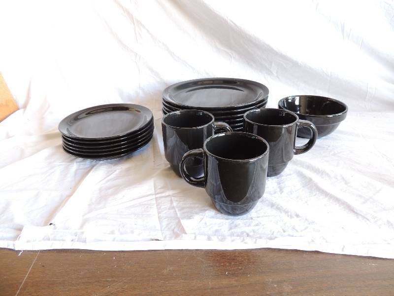 lot 776 image: Main Stay dish set , 3 stackable mugs, 1 bowl. 7 dinner plates and 6 saucers - BLACK