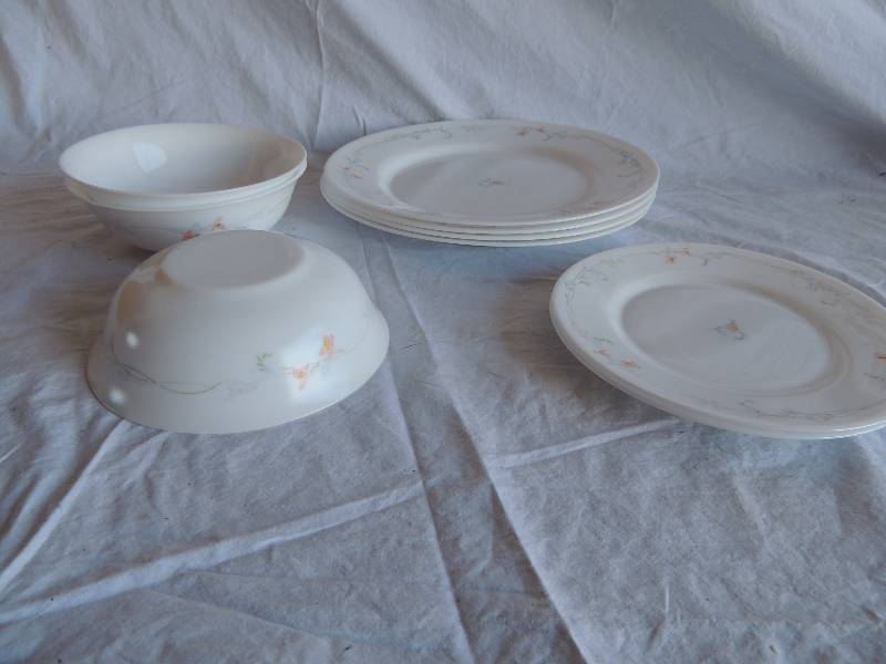 lot 781 image: Arcopa - 2 saucers, 3 bowls and 4 dinner plates