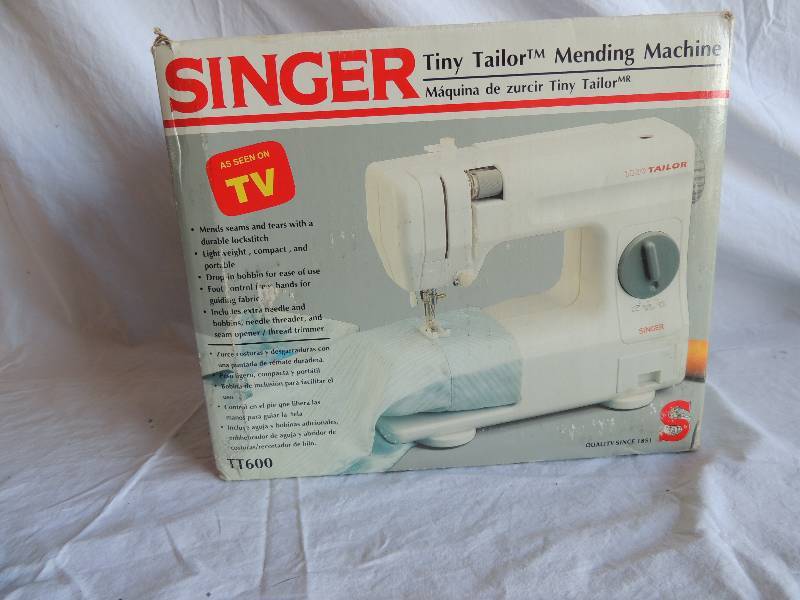 lot 785 image: Singer Sewing machine (Tiny Tailor  mending machine NIB)