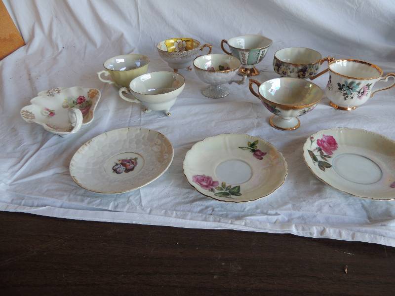 lot 792 image: 3 decorative saucers &  8 tea cups,  lemon plate - made in Japan