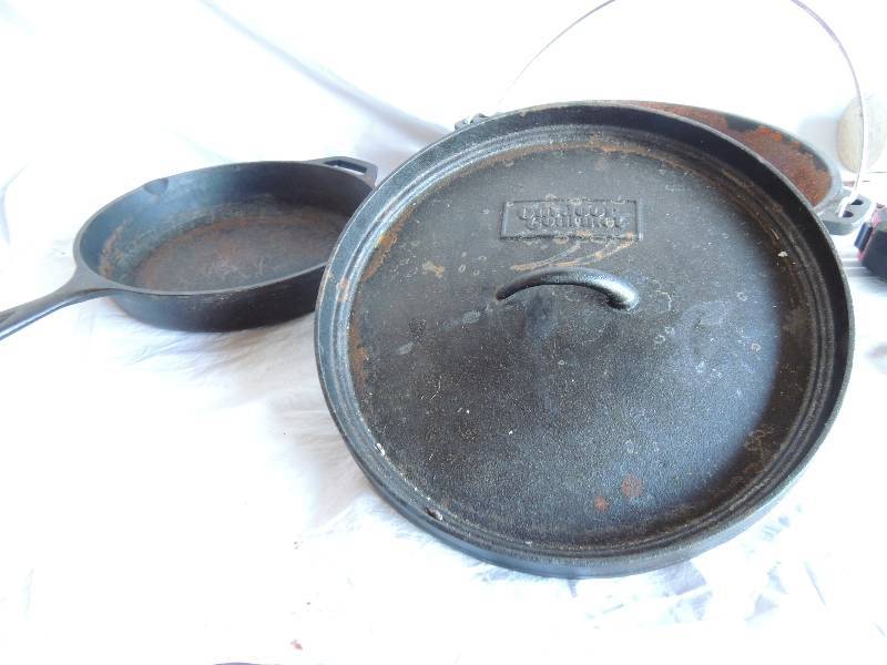 lot 796 image: 10 Lodge cast iron skillet,  Cast Iron Dutch oven 12  with lid