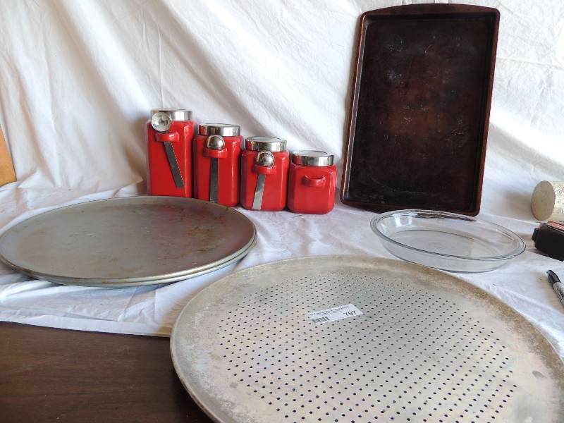lot 797 image: 3 large pizza pans, 9 Pyrex  plate, . baking sheet,   red set of canisters for kitchen