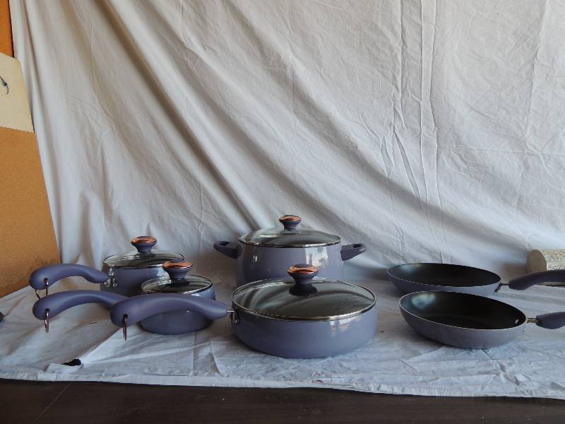 lot 798 image: Cooks Essential set -  2 skillets 10 and 8 sauce pan,   2.75 qt. with lid,  1 qt. pan with lid,  2 qt. sauce pan,  6 qt. pan