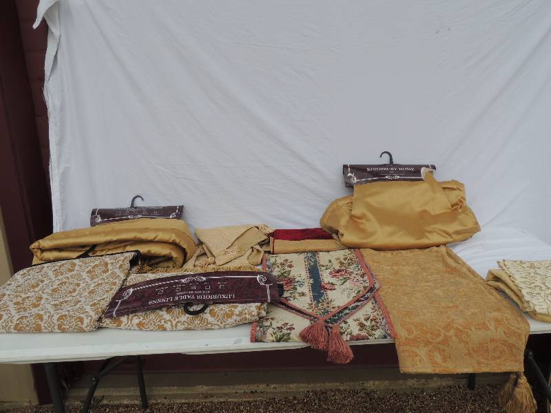 lot 817 image: Kingsbury luxury table cloths 90,   54 x54 multiple designs and colors PLUS 6 table runners