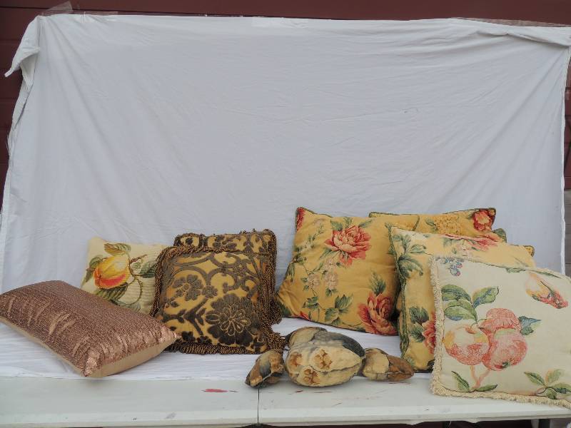 lot 818 image: Decorative pillows- 3 dogs,   4 matching floral,  2 green and gold plus more