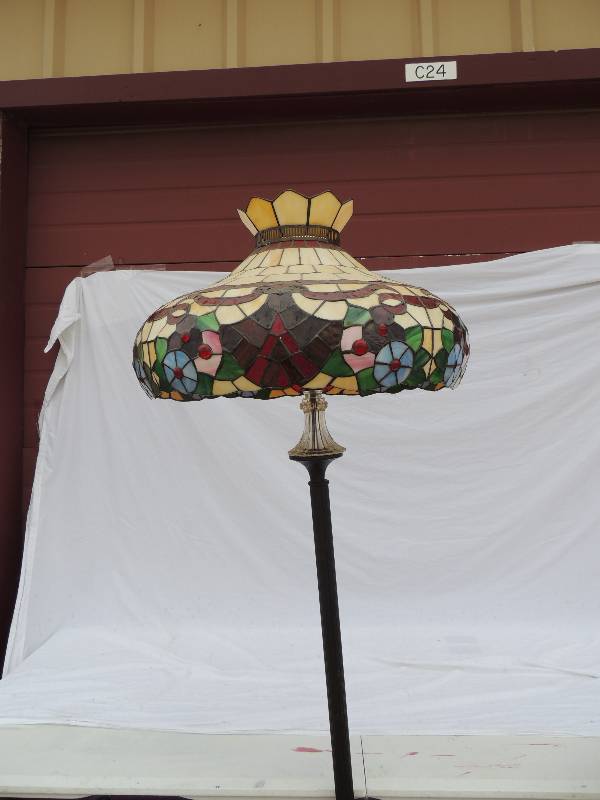 lot 836 image: TALL FLOOR LAMP  W FAUX STAIN GLASS LAMP SHADE  LAMP IS VERY ORNATE  6 FT TALL