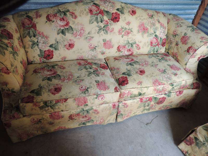 lot 685 image: BROYHILL Living room furniture - Yellow with flowers nice condition  Couch 82 long  Love seat 63 long  plus Ottoman