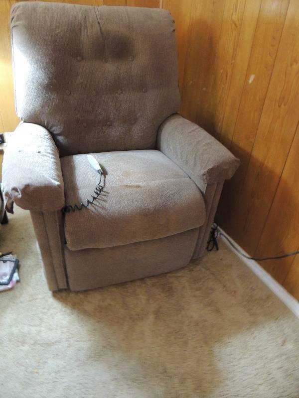lot 984 image: LIFT  Chair with remote  WORKS GREAT ( NOTE needs cleaning)