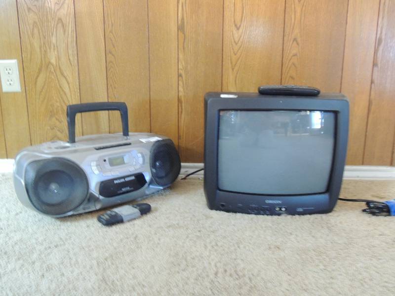 lot 982 image: Phillips Magnavox radio with remote
