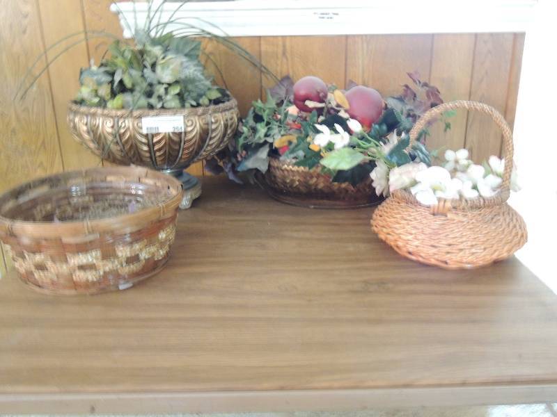 lot 964 image: Large gold bowl with faux apples