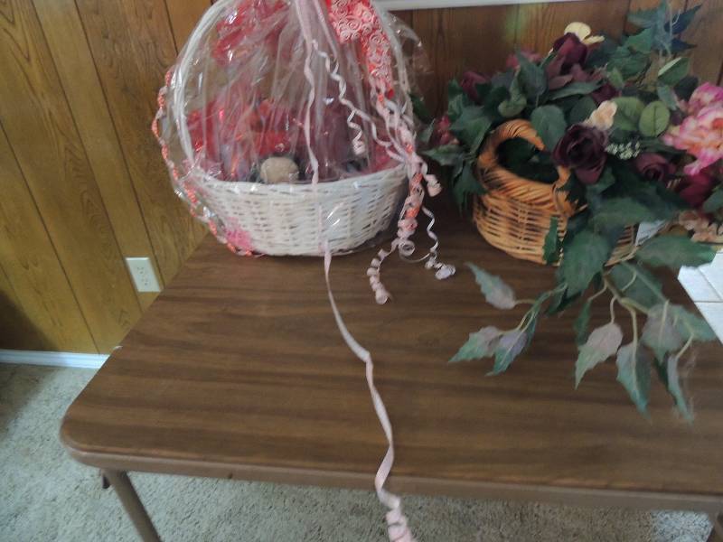 lot 961 image: Brown basket with silk roses