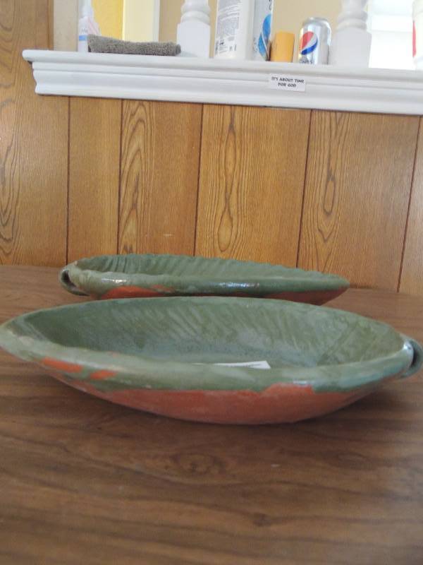 lot 974 image: 2 green leaf patterned glass plates