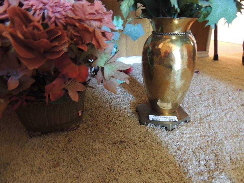 lot 979 image: Gold vase with glitter silver leaves