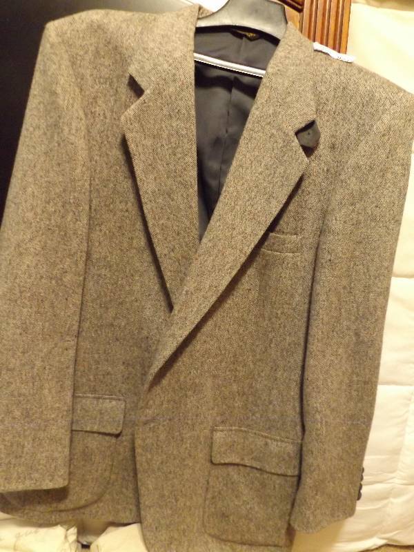 lot 923 image: Misc. men and womens clothes (sizes 18 & 2X) -  INCL  blackgrey mens sports jacket
