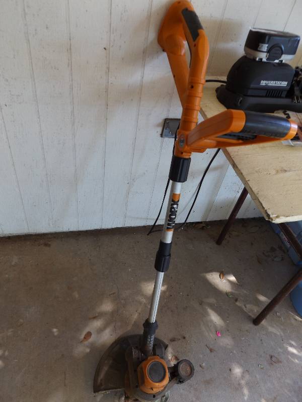 lot 929 image: WORX weed eater  Edger 2 batteries and charger good working condition double helix string included