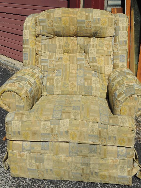 lot 855 image: Lazy Boy floral rocking recliner. Light blue and tarn  Great shape