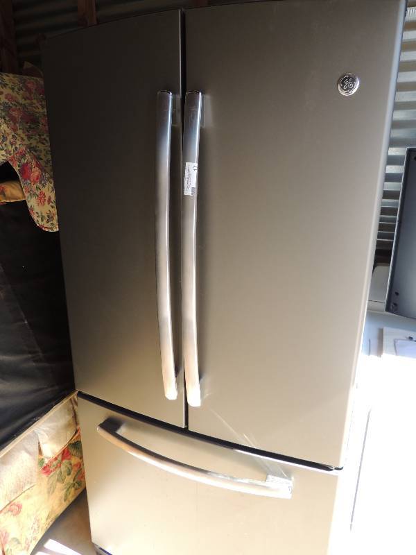 lot 867 image: GE Stainless steel 2 door fridgefreezer. Freezer on bottom with ice maker and water filtration system. Nice (like new)