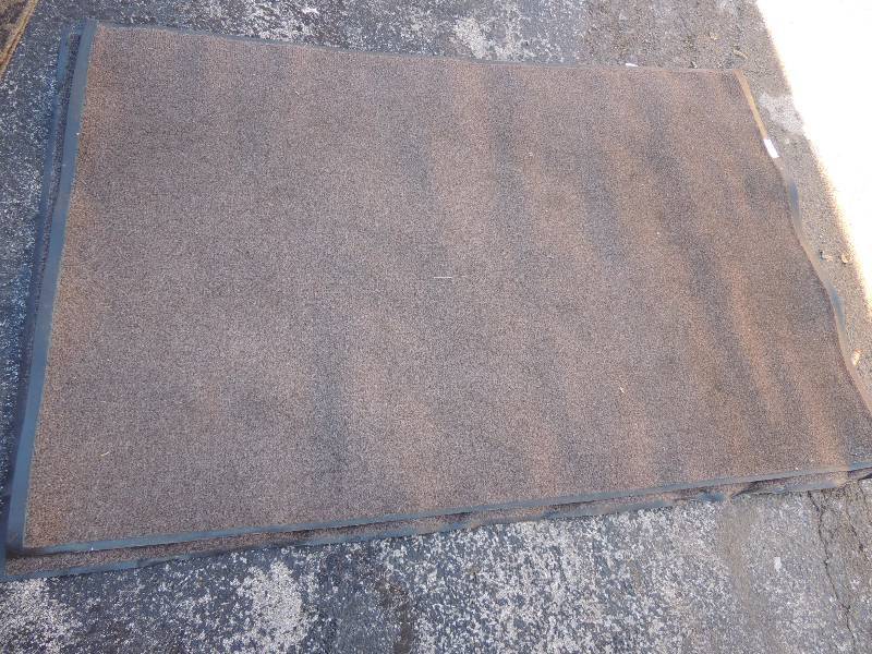 lot 871 image: 2 outdoor rubber mats 70x46