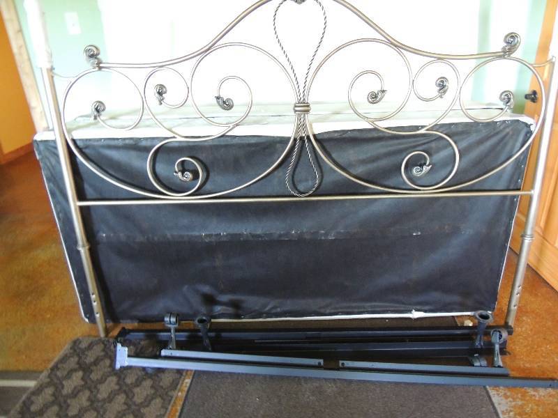 lot 865 image: King size Metal headboard with frame