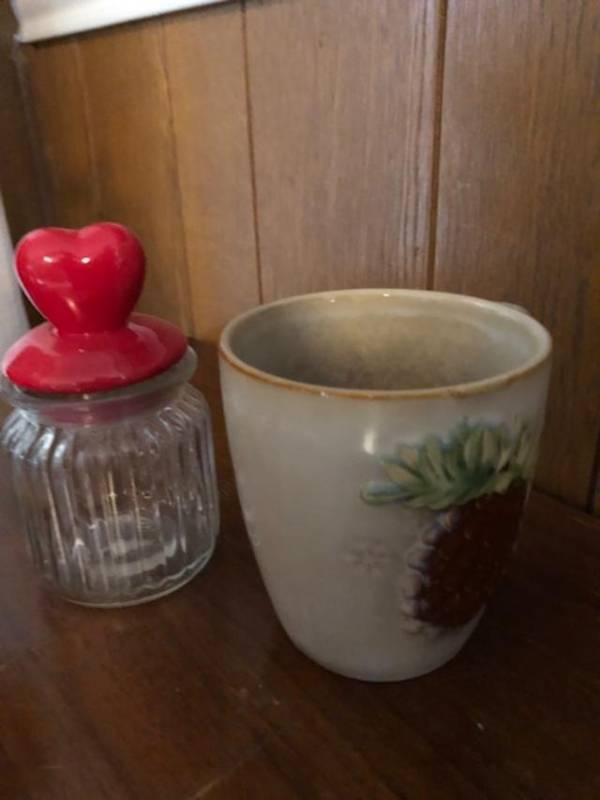 lot 980 image: Wooden Cup holder with 4 CUPS  and a glass with a red top