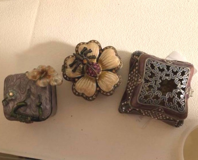 lot 947 image: 3 small blingjeweled trinket boxes