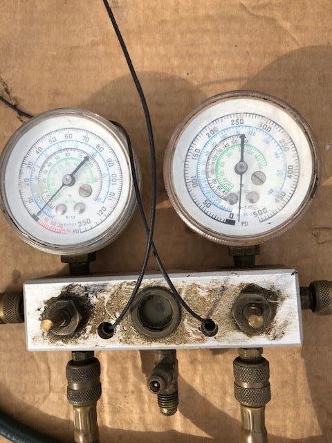 lot 989 image: R-22 FREON GAUGES